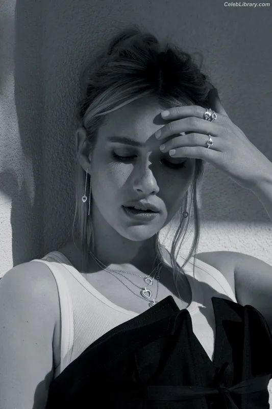 Emma Roberts photo 21 of 1780