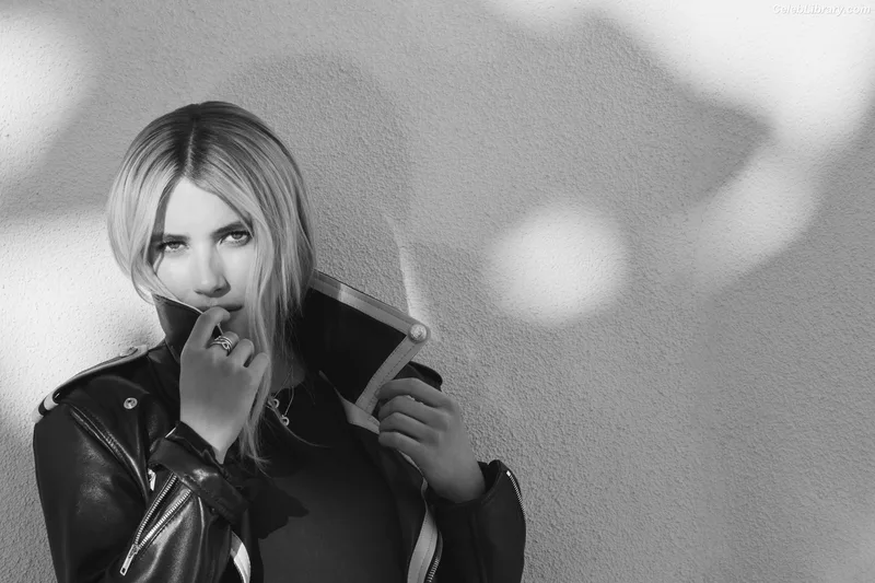 Emma Roberts photo 24 of 1780