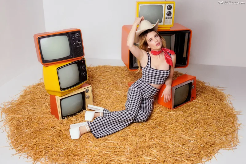 Emma Roberts photo 18 of 1780