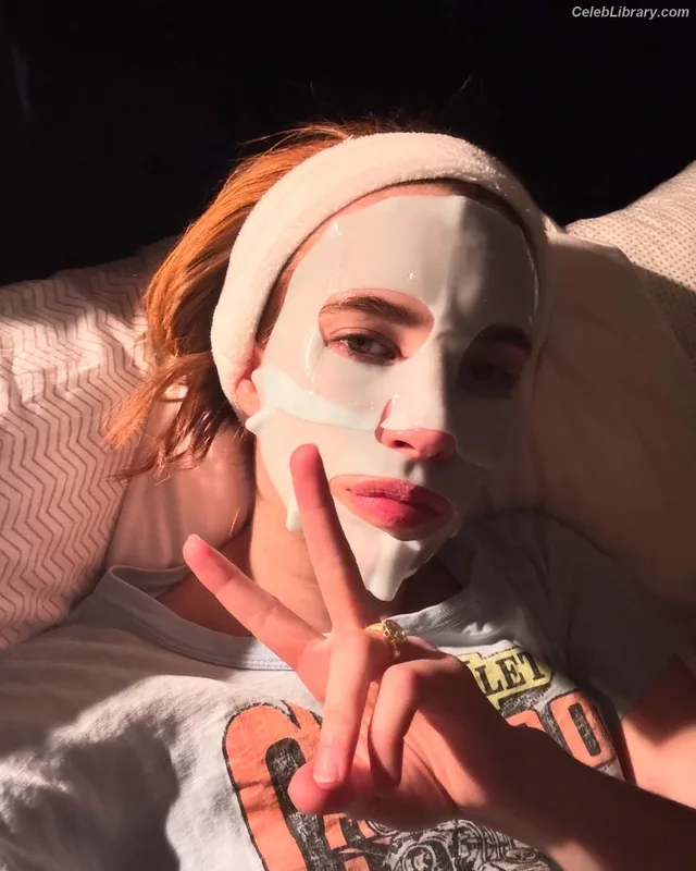 Emma Roberts photo 12 of 1780
