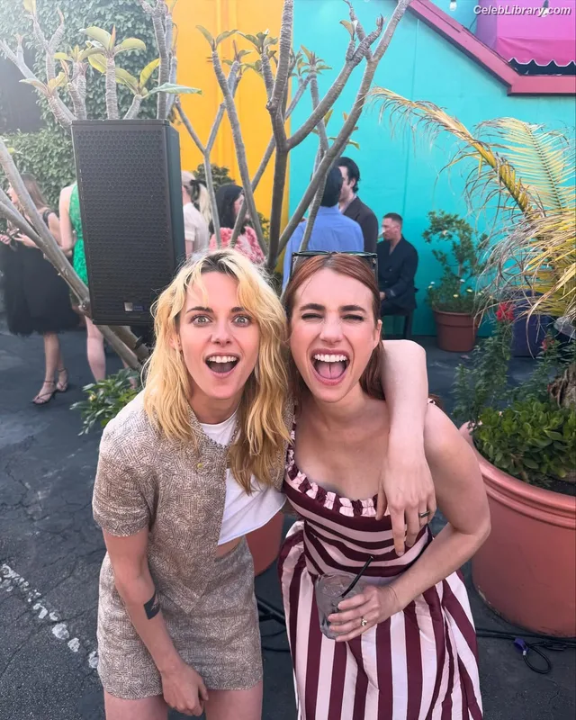 Emma Roberts photo 14 of 1780