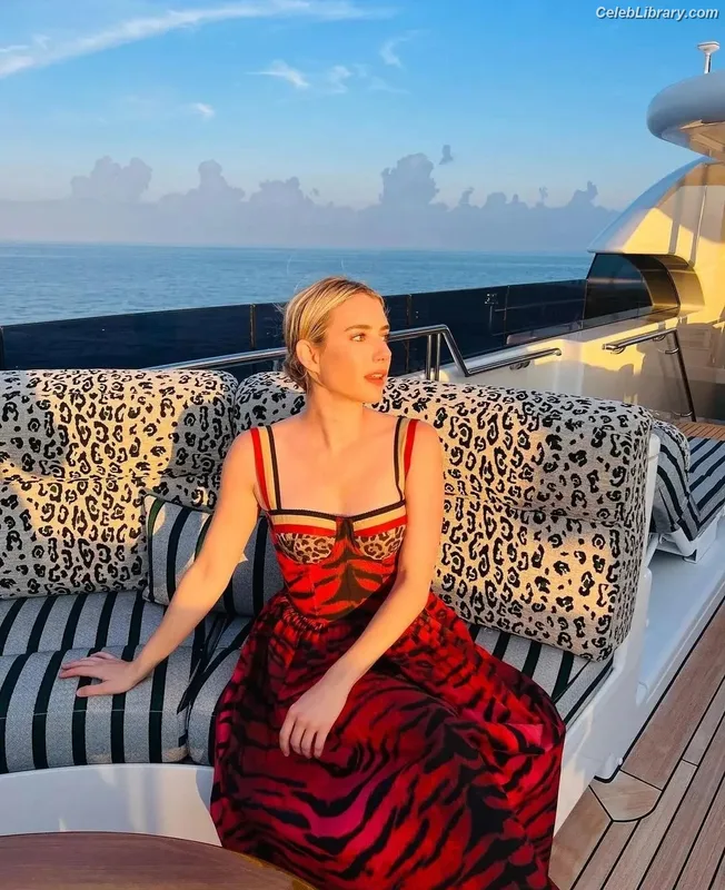 Emma Roberts photo 22 of 1780