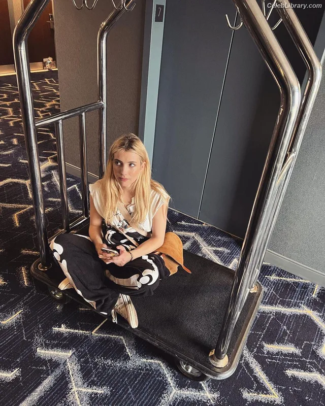 Emma Roberts photo 3 of 1780