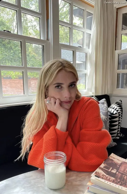 Emma Roberts photo 24 of 1780