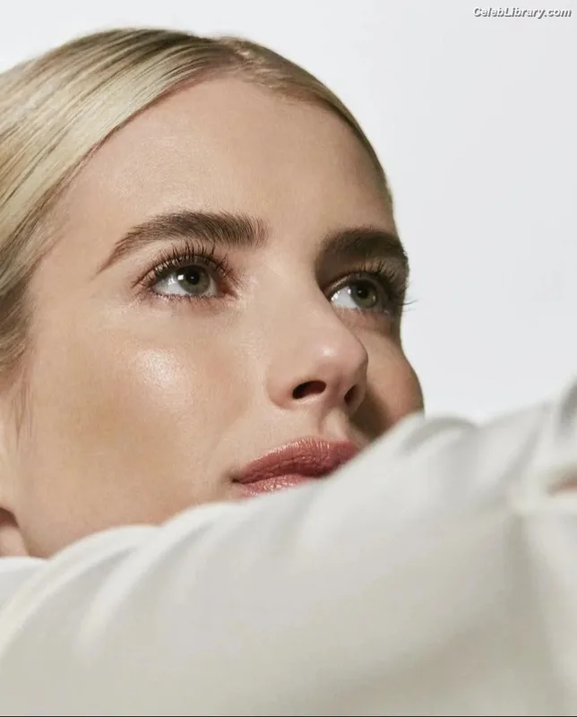 Emma Roberts photo 1 of 1780