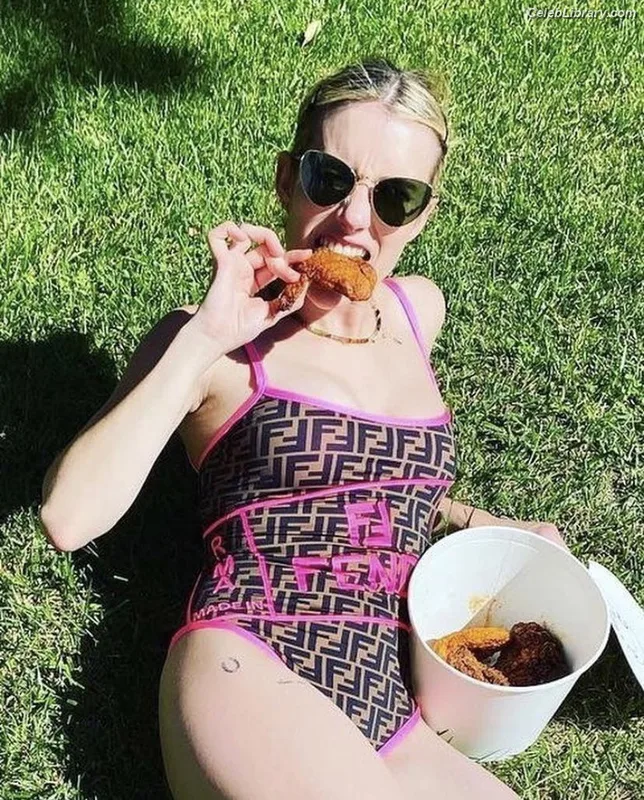 Emma Roberts photo 11 of 1780