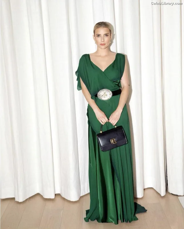 Emma Roberts photo 17 of 1780