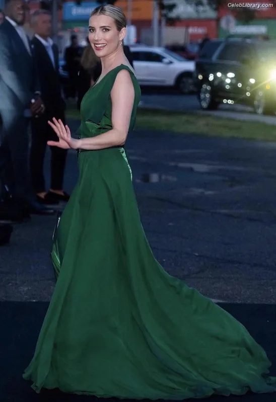 Emma Roberts photo 19 of 1780
