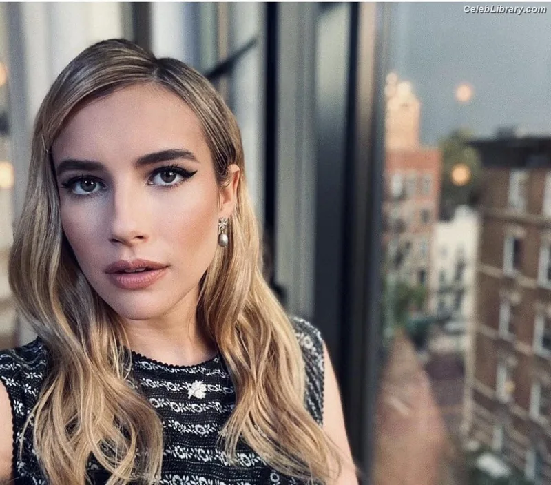 Emma Roberts photo 11 of 1780