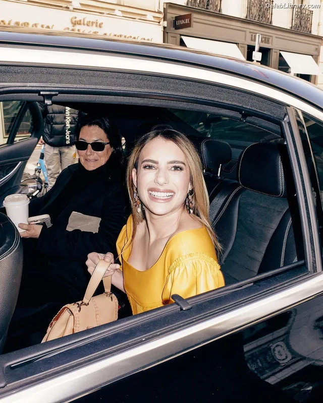 Emma Roberts photo 3 of 1780