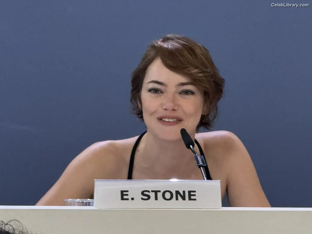 Emma Stone photo 7 of 1455