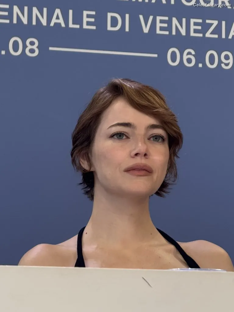 Emma Stone photo 9 of 1455
