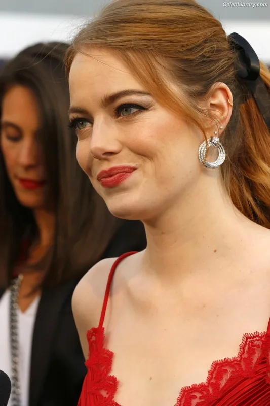 Emma Stone photo 6 of 1455
