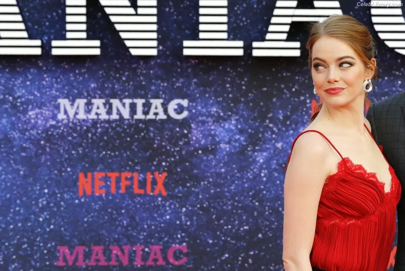 Emma Stone photo 17 of 1455