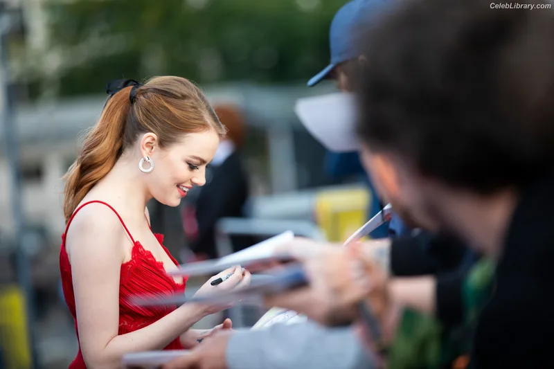 Emma Stone photo 8 of 1455