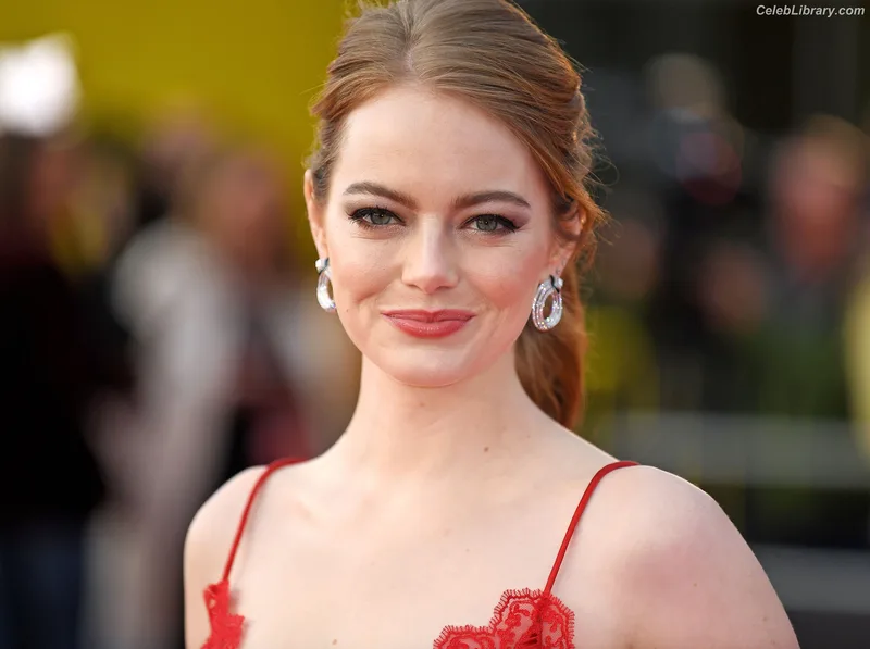 Emma Stone photo 11 of 1455
