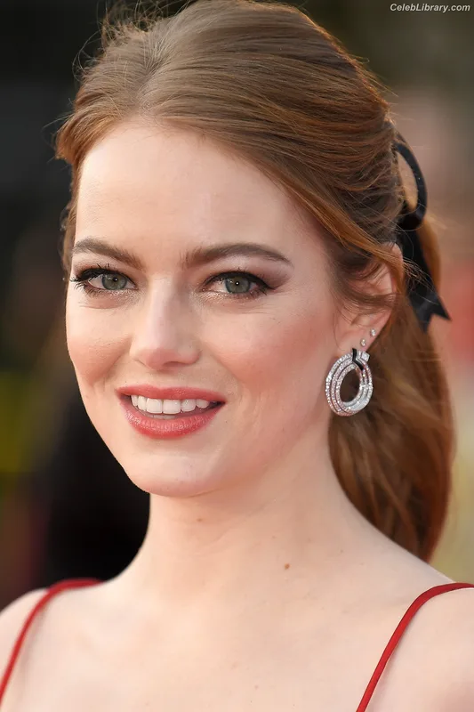 Emma Stone photo 24 of 1455
