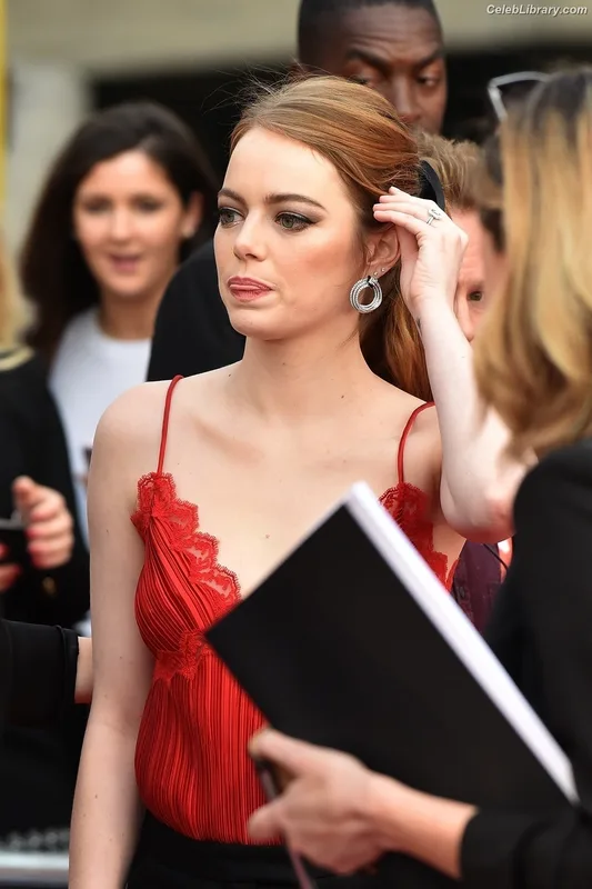 Emma Stone photo 8 of 1455