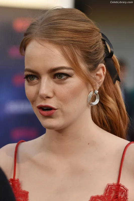 Emma Stone photo 9 of 1455