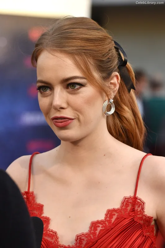 Emma Stone photo 10 of 1455
