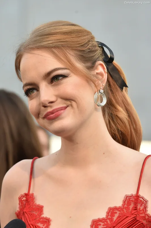 Emma Stone photo 11 of 1455