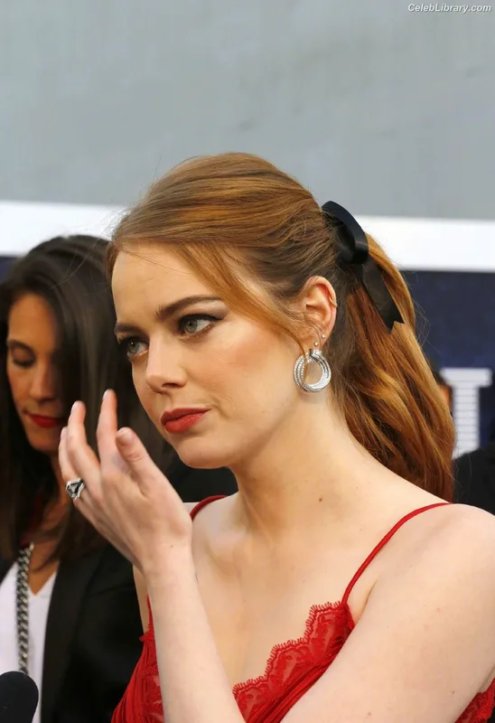 Emma Stone photo 15 of 1455