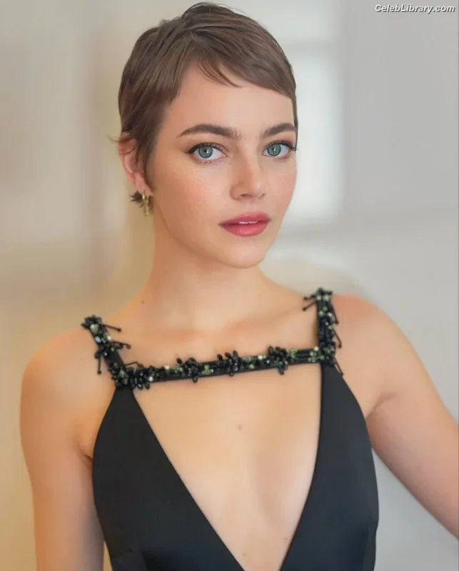 Emma Stone photo 1 of 1455