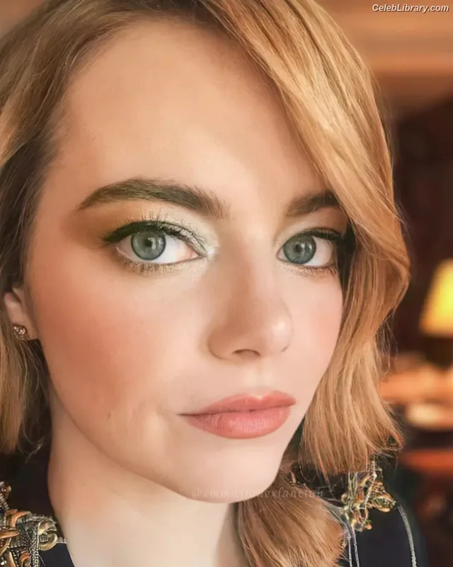 Emma Stone photo 22 of 1455