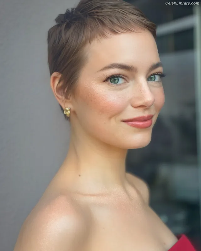 Emma Stone photo 1 of 1455