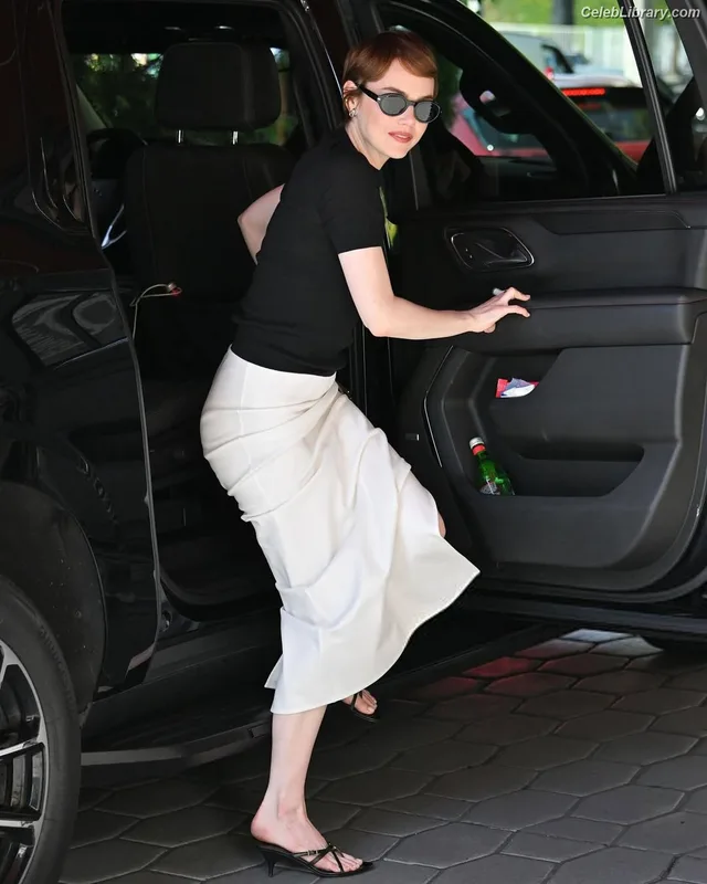 Emma Stone photo 18 of 1455