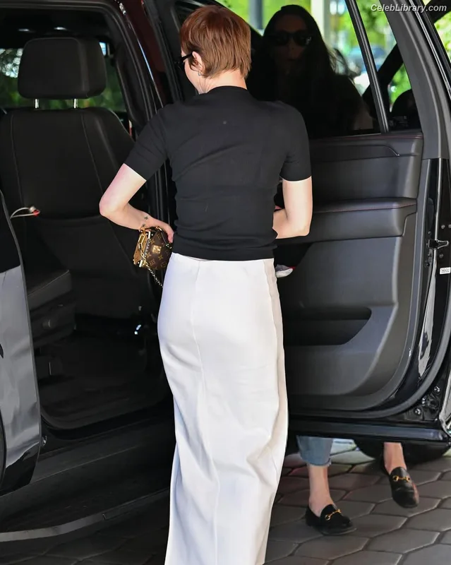 Emma Stone photo 20 of 1455