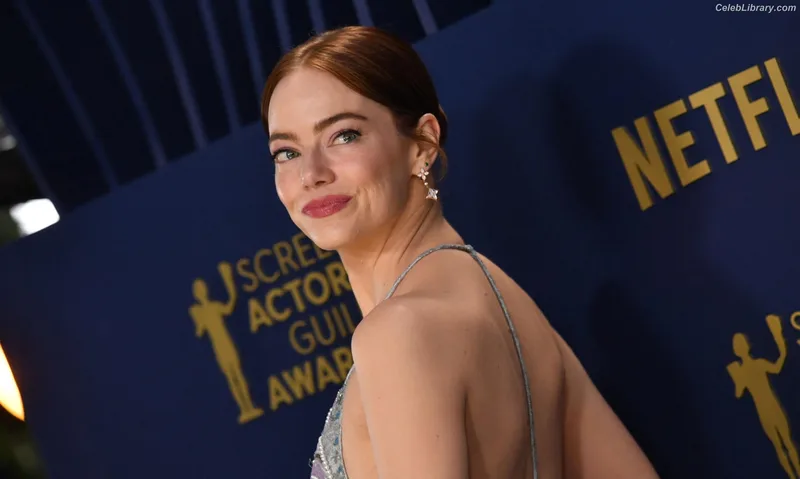 Emma Stone photo 10 of 1455