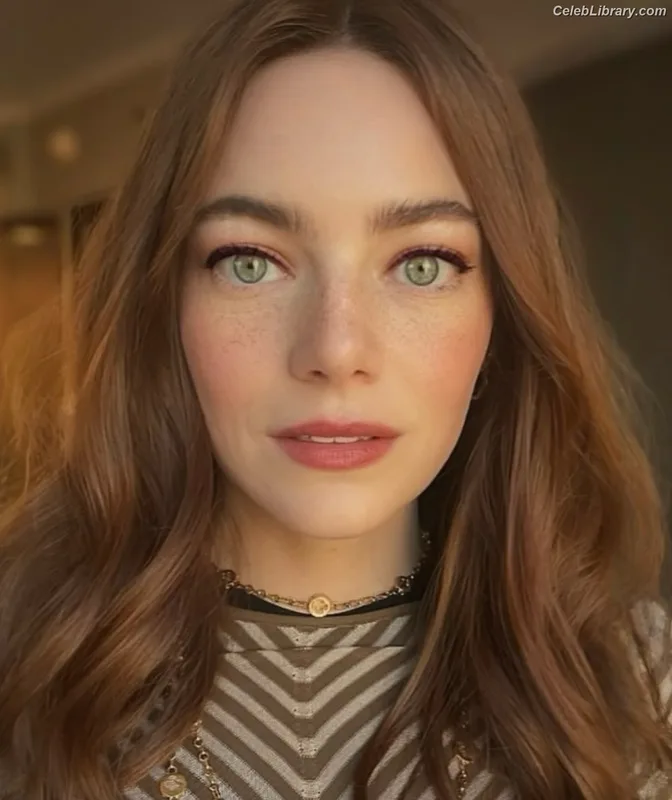 Emma Stone photo 8 of 1455