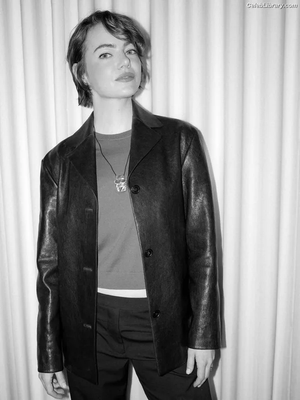 Emma Stone photo 17 of 1455