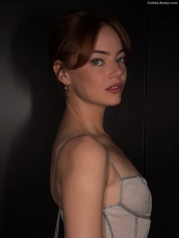 Emma Stone photo 2 of 1455