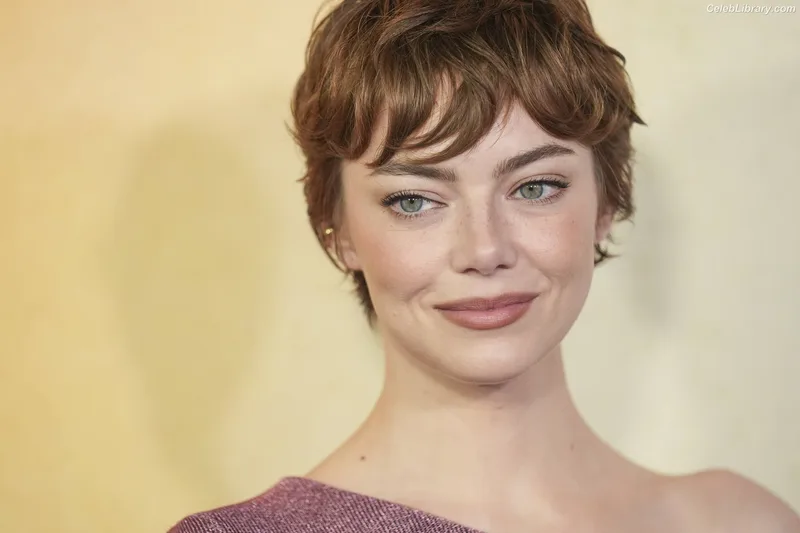 Emma Stone photo 11 of 1455