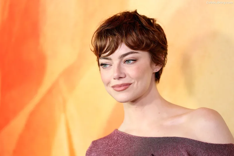 Emma Stone photo 10 of 1455