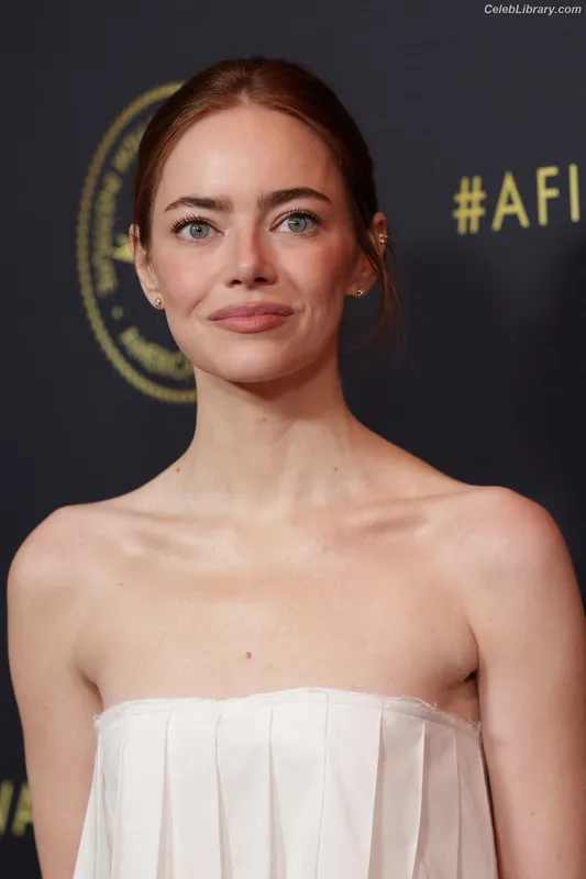 Emma Stone photo 7 of 1455