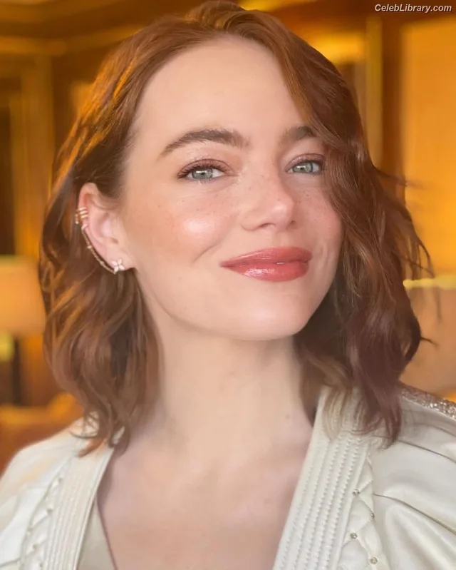 Emma Stone photo 12 of 1455