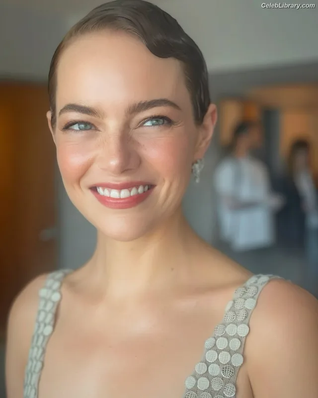 Emma Stone photo 21 of 1455