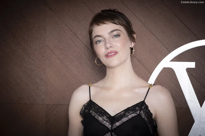 Emma Stone photo 7 of 1455