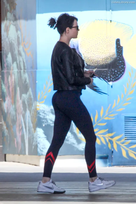Emma Stone photo 15 of 1455