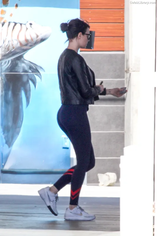 Emma Stone photo 17 of 1455