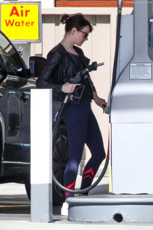 Emma Stone photo 21 of 1455