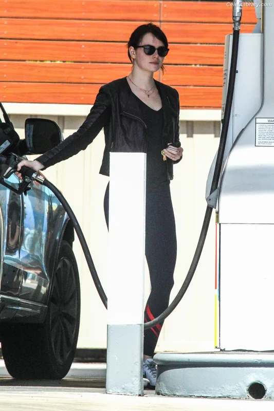 Emma Stone photo 24 of 1455