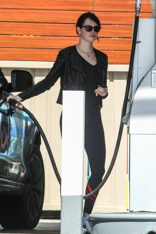 Emma Stone photo 1 of 1455