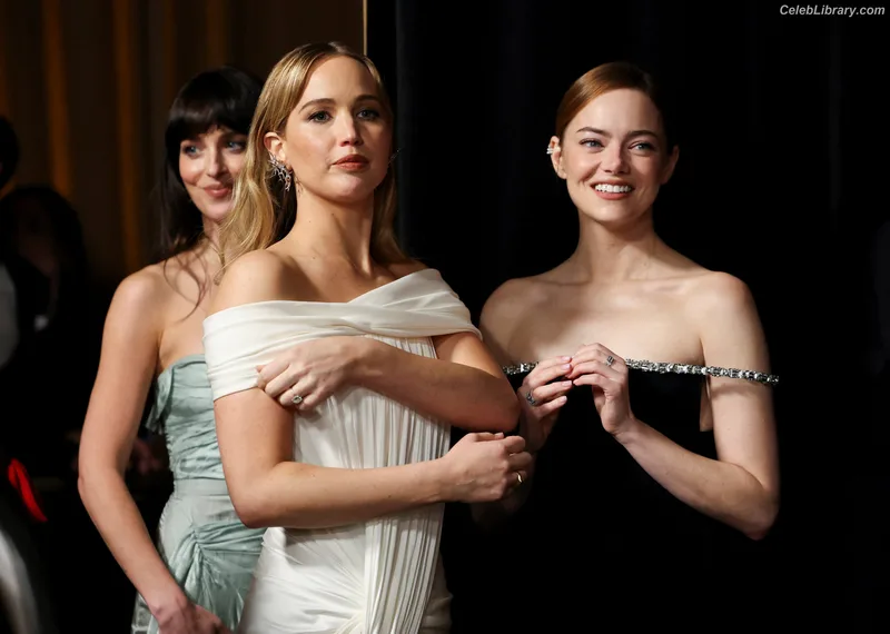 Emma Stone photo 10 of 1455