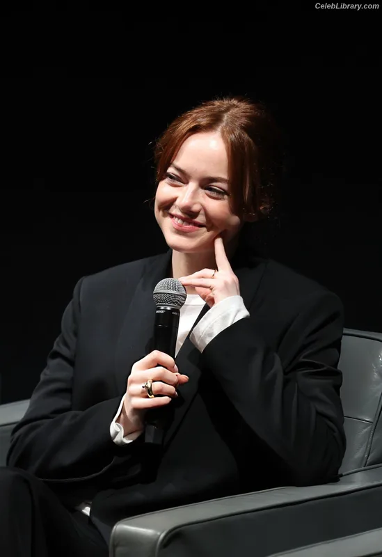Emma Stone photo 19 of 1455