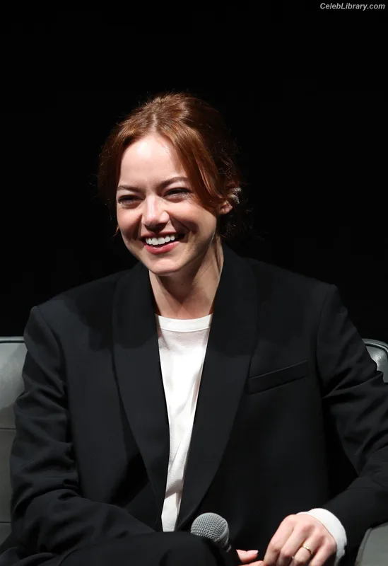 Emma Stone photo 20 of 1455