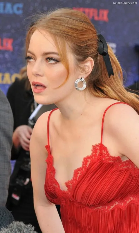 Emma Stone photo 11 of 1455